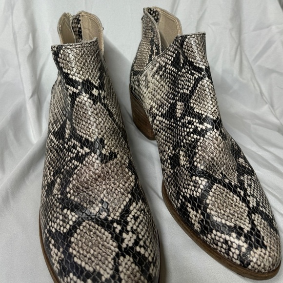 Dolce Vita Karsen Reptile Snakeskin Black Grey Cream Cut Out Heeled Booties 9 - Picture 9 of 14